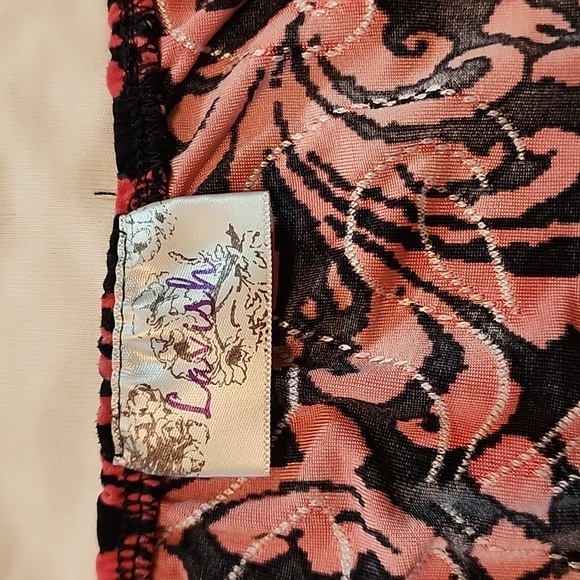 Black, white, red top, comfy, medium size, gathered at the bottom. - Picture 3 of 3